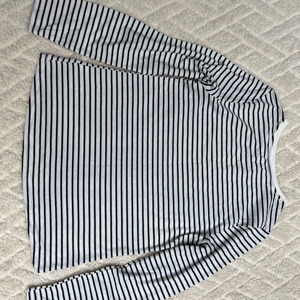 Long sleeve shirt for a girl. - Picture 3 of 3